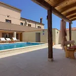 Charming Eleonora With Pool Near Pula Manjadvorci
