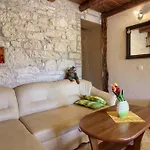 Charming Eleonora With Pool Near Pula Manjadvorci