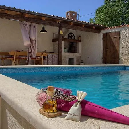 Charming Eleonora With Pool Near Pula Vila *