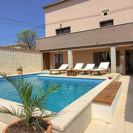 Vila Charming Eleonora With Pool Near Pula