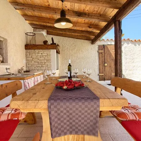 Charming Eleonora With Pool Near Pula Vila