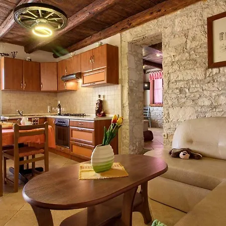 Vila Charming Eleonora With Pool Near Pula