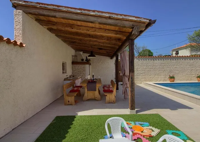 Charming Eleonora With Pool Near Pula 빌라