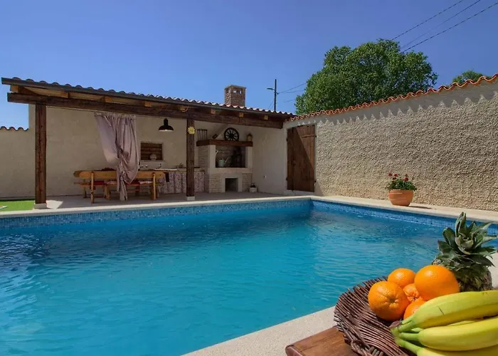 Charming Eleonora With Pool Near Pula Manjadvorci