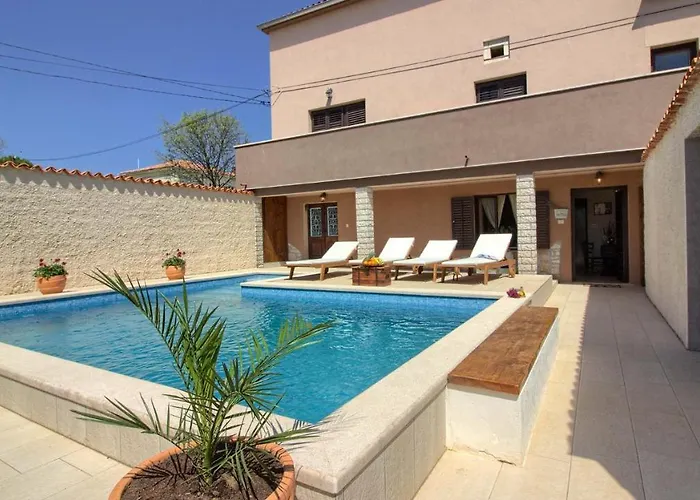 빌라 Charming Eleonora With Pool Near Pula