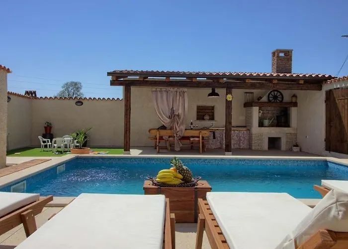 Charming Eleonora With Pool Near Pula Villa *
