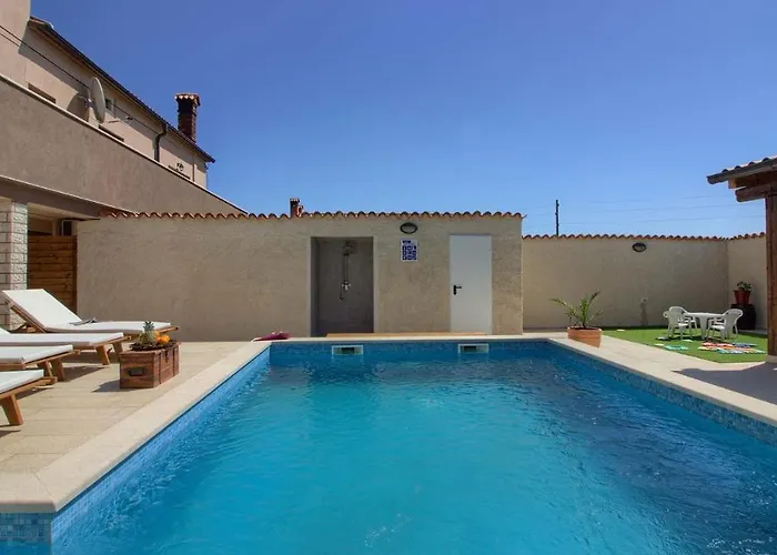 Charming Eleonora With Pool Near Pula
