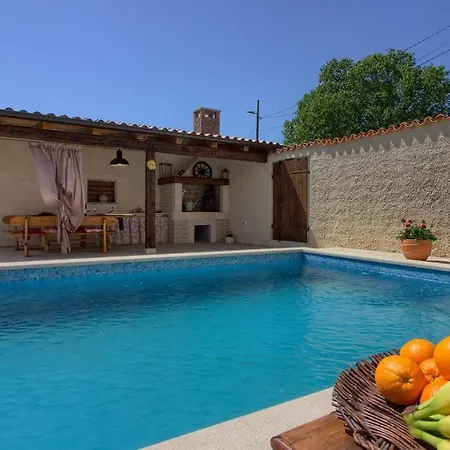 Charming Eleonora With Pool Near Pula Manjadvorci