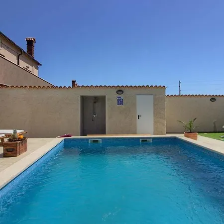 Charming Eleonora With Pool Near Pula